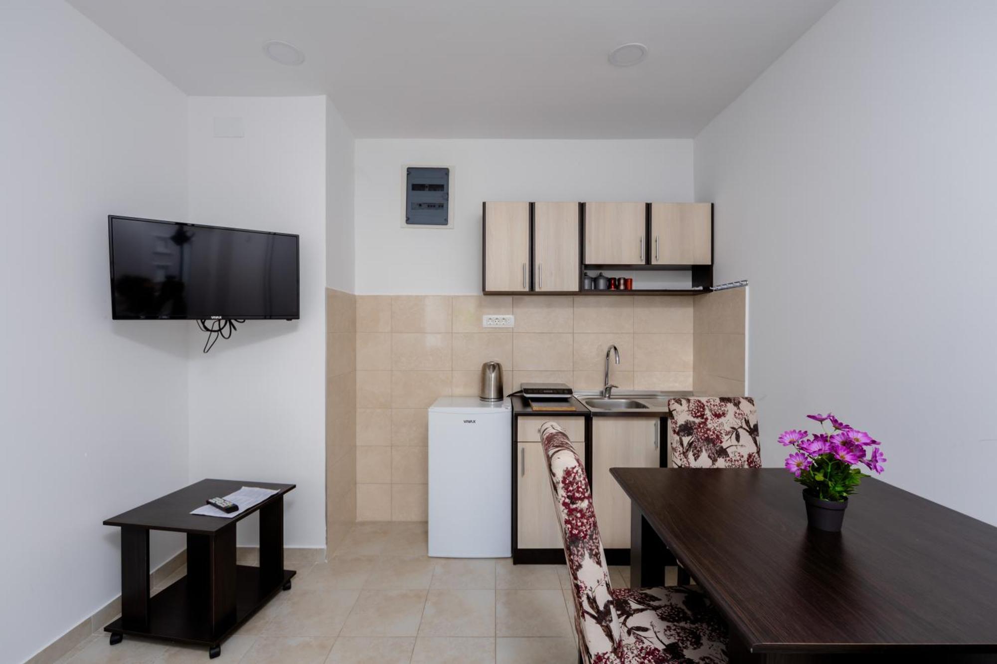 Tesla Apartment *